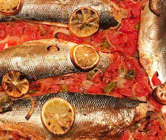 Balık buğulama, taze balığın düşük ısıda, sebzeler ve aromatik baharatlarla birlikte pişirilmesiyle hazırlanan sağlıklı bir yemektir. Bu yöntem, balığın doğal lezzetini ve besin değerini korurken hafif ve aromatik bir öğün sunar. Buğulama, özellikle diyet yapanlar veya kalori kontrolüne önem verenler için ideal bir pişirme tekniğidir. Konulu bir haber görseli.