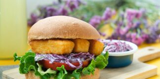 Fast food kültürü denildiğinde akla genellikle kırmızı et ve tavuk ürünleri gelir. Ancak son yıllarda Balık Burger, hem sağlıklı yaşamı önemseyenler hem de farklı tatlar arayanlar için dikkat çekici bir alternatif haline geldi. Deniz ürünlerinin fast food menülerinde daha fazla yer bulması, tüketicilerin damak zevkini çeşitlendiriyor. Konulu bir haber görseli.