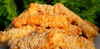 Ballı susamlı tavuk, tavuk etinin bal ve susam ile harmanlanmasıyla ortaya çıkan, hem tatlı hem de tuzlu aromayı bir araya getiren özel bir yemektir. Bu tarif, özellikle Asya mutfaklarından esinlenmiş olsa da, günümüzde dünya genelinde popüler bir seçenek haline gelmiştir. Tavuk etinin protein açısından zengin olması, balın doğal tatlılığı ve susamın hafif çıtırlığı yemeğe farklı bir boyut kazandırır.