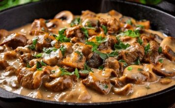 Beef Stroganoff: Dünya Mutfağında Ün Kazanan Rus Klasiği Beef Stroganoff, kökeni Rusya’ya dayanan ve yüzyıllardır dünya mutfağında özel bir yere sahip olan bir yemektir. İsmini Stroganov ailesinden alan bu yemek, 19. yüzyılda aristokrat sofralarında sıkça tercih edilmiştir. İnce dilimlenmiş dana eti, krema bazlı sosla birleşerek hem zengin hem de doyurucu bir tat ortaya çıkarır. Konulu bir haber görseli.