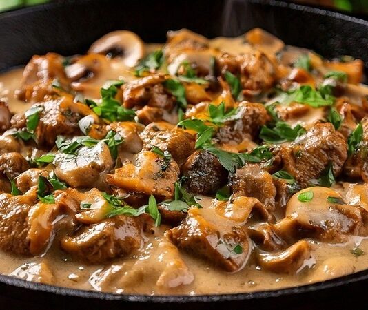 Beef Stroganoff, kökeni Rusya’ya dayanan ve yüzyıllardır dünya mutfağında özel bir yere sahip olan bir yemektir. İsmini Stroganov ailesinden alan bu yemek, 19. yüzyılda aristokrat sofralarında sıkça tercih edilmiştir. İnce dilimlenmiş dana eti, krema bazlı sosla birleşerek hem zengin hem de doyurucu bir tat ortaya çıkarır. Konulu bir haber görseli.