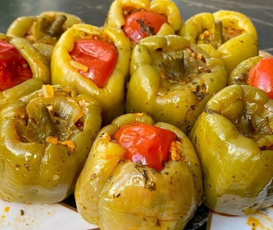 Türk mutfağının köklü yemeklerinden biri olan biber dolması, geçmişten günümüze uzanan bir lezzet serüveni sunar. Osmanlı döneminde sofraların en özel yemeklerinden biri olarak bilinen bu tarif, zamanla Anadolu’nun dört bir yanına yayılmıştır. Her bölge kendi damak zevkine göre biber dolmasını farklı şekillerde yorumlamış, böylece çeşitlilik kazanmıştır. Konulu bir haber görseli.