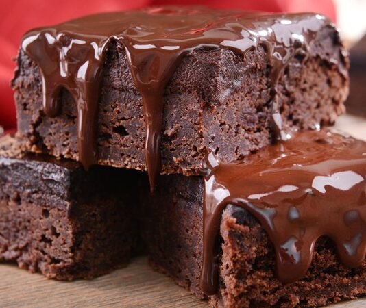 Brownie, çikolata severlerin vazgeçilmez tatlılarından biri olarak mutfaklarda yer alır. Adını İngilizce “brown” kelimesinden alan bu tatlı, koyu renkli ve yoğun çikolatalı yapısıyla tanınır. İlk olarak 19. yüzyılın sonlarında Amerika’da ortaya çıkan brownie, kısa sürede popülerleşmiş ve farklı tariflerle çeşitlendirilmiştir. Konulu bir haber görseli.