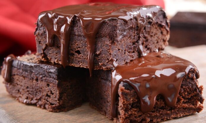 Brownie, çikolata severlerin vazgeçilmez tatlılarından biri olarak mutfaklarda yer alır. Adını İngilizce “brown” kelimesinden alan bu tatlı, koyu renkli ve yoğun çikolatalı yapısıyla tanınır. İlk olarak 19. yüzyılın sonlarında Amerika’da ortaya çıkan brownie, kısa sürede popülerleşmiş ve farklı tariflerle çeşitlendirilmiştir. Konulu bir haber görseli.