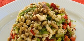 Buğday salatası, sağlıklı beslenme trendleriyle birlikte son yıllarda sofraların vazgeçilmez seçeneklerinden biri hâline gelmiştir. Ana malzemesi buğday olan bu salata, özellikle öğle yemeklerinde ve hafif akşam yemeklerinde tercih edilen doyurucu bir alternatiftir. Türkiye’nin farklı bölgelerinde farklı şekillerde hazırlanabilen bu tarif, hem geleneksel hem de modern yorumlarla sunulabilir. Konulu bir haber görseli.