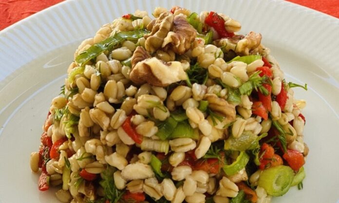 Buğday salatası, sağlıklı beslenme trendleriyle birlikte son yıllarda sofraların vazgeçilmez seçeneklerinden biri hâline gelmiştir. Ana malzemesi buğday olan bu salata, özellikle öğle yemeklerinde ve hafif akşam yemeklerinde tercih edilen doyurucu bir alternatiftir. Türkiye’nin farklı bölgelerinde farklı şekillerde hazırlanabilen bu tarif, hem geleneksel hem de modern yorumlarla sunulabilir. Konulu bir haber görseli.