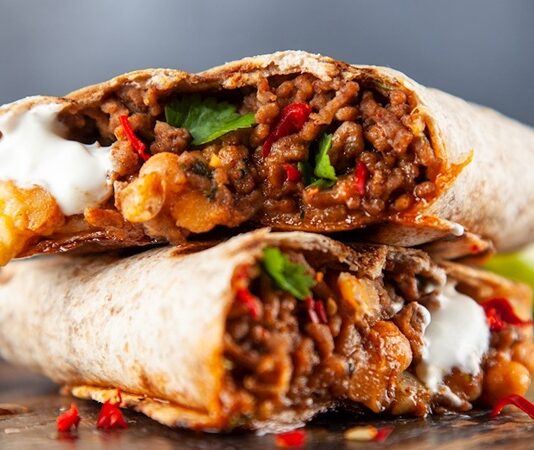 Burrito, Meksika mutfağının dünya çapında en çok tanınan yemeklerinden biridir. Adı İspanyolca’da “küçük eşek” anlamına gelse de bu lezzet, adını içindeki malzemelerin sarılıp taşınabilir olmasından almıştır. Tarihi 19. yüzyıl sonlarına kadar uzanan burrito, ilk olarak kuzey Meksika’da yaygınlaşmış, daha sonra Amerika Birleşik Devletleri’nin güney bölgelerinde büyük ilgi görmüştür. Konulu bir haber görseli.