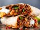 Burrito, Meksika mutfağının dünya çapında en çok tanınan yemeklerinden biridir. Adı İspanyolca’da “küçük eşek” anlamına gelse de bu lezzet, adını içindeki malzemelerin sarılıp taşınabilir olmasından almıştır. Tarihi 19. yüzyıl sonlarına kadar uzanan burrito, ilk olarak kuzey Meksika’da yaygınlaşmış, daha sonra Amerika Birleşik Devletleri’nin güney bölgelerinde büyük ilgi görmüştür. Konulu bir haber görseli.