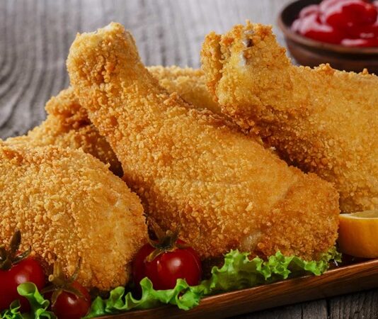 But tavuk, mutfaklarda hem pratik hem de lezzetli bir protein kaynağı olarak ön plana çıkıyor. Hazırlarken dikkat edilmesi gereken en önemli unsurlardan biri tavuğun tazeliğidir. Taze but tavuk, hem aromasını korur hem de pişirme sırasında suyunu kaybetmez. Kasap veya marketten satın alırken tavuğun rengi ve kokusu her zaman kontrol edilmelidir. Konulu bir haber görseli.