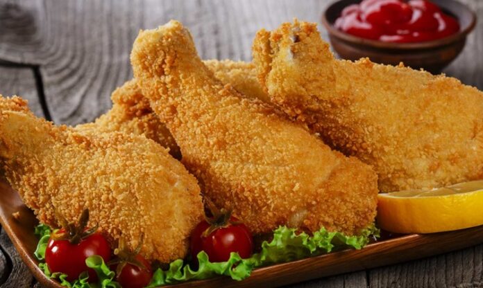 But tavuk, mutfaklarda hem pratik hem de lezzetli bir protein kaynağı olarak ön plana çıkıyor. Hazırlarken dikkat edilmesi gereken en önemli unsurlardan biri tavuğun tazeliğidir. Taze but tavuk, hem aromasını korur hem de pişirme sırasında suyunu kaybetmez. Kasap veya marketten satın alırken tavuğun rengi ve kokusu her zaman kontrol edilmelidir. Konulu bir haber görseli.