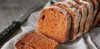 Geleneksel Türk mutfağının değerli ekmek çeşitlerinden biri olan çavdar ekmeği, özellikle sağlıklı beslenmeyi önemseyen bireyler tarafından tercih edilmektedir. Yüzyıllardır Anadolu’da yapılan bu ekmek, sadece lezzetiyle değil, besleyici özellikleriyle de öne çıkar. Çavdar ekmeği, düşük glisemik indeksi sayesinde kan şekeri seviyesini dengeleyerek gün boyunca enerji sağlar. Konulu bir haber görseli.