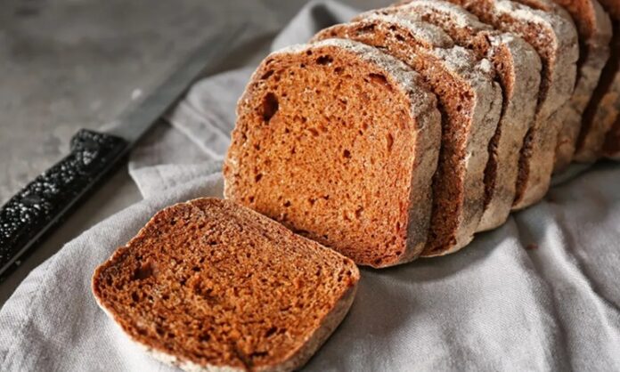 Geleneksel Türk mutfağının değerli ekmek çeşitlerinden biri olan çavdar ekmeği, özellikle sağlıklı beslenmeyi önemseyen bireyler tarafından tercih edilmektedir. Yüzyıllardır Anadolu’da yapılan bu ekmek, sadece lezzetiyle değil, besleyici özellikleriyle de öne çıkar. Çavdar ekmeği, düşük glisemik indeksi sayesinde kan şekeri seviyesini dengeleyerek gün boyunca enerji sağlar. Konulu bir haber görseli.
