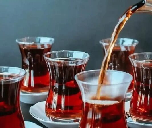 Çay, yüzyıllardır farklı kültürlerde günlük yaşamın önemli bir parçası olmuştur. Asya kökenli bu içecek, hem ritüel hem de sosyal etkileşim aracı olarak benimsenmiştir. Çin’de başlayan çay kültürü, zamanla Japonya, Hindistan ve Türkiye gibi ülkelere yayılmıştır. Konulu bir haber görseli.