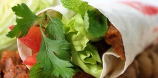 Türk mutfağının en sevilen sokak lezzetlerinden biri olan çiğ köfte dürüm, uzun yıllardır kültürel mirasımızın önemli bir parçası olarak sofralarda yerini koruyor. Tarihi, Güneydoğu Anadolu bölgesine dayanan çiğ köfte, zaman içinde hem yapım teknikleriyle hem de sunum şekilleriyle büyük bir değişim geçirdi. Geleneksel olarak etli yapılan çiğ köfte, günümüzde etsiz haliyle daha çok tüketilmekte ve sağlıklı bir alternatif olarak öne çıkmaktadır. Konulu bir haber görseli.