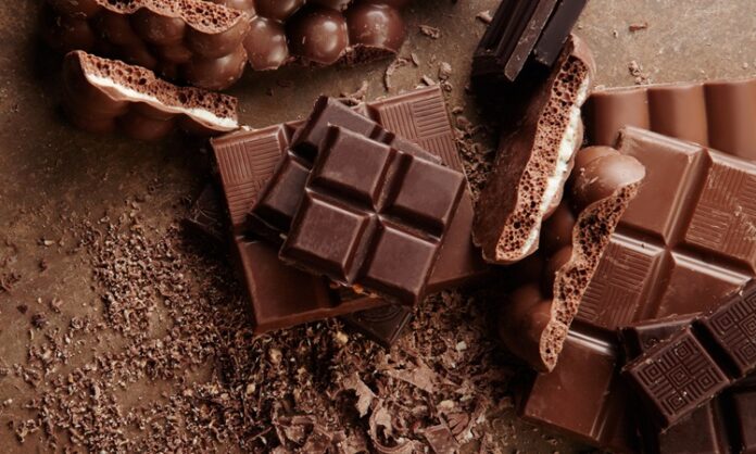 Çikolata, insanlık tarihinin en sevilen tatlılarından biridir. İlk olarak Orta Amerika’da Mayalar ve Aztekler tarafından keşfedilen çikolata, kakao çekirdeklerinin işlenmesiyle elde edilmiştir. Başlangıçta içecek olarak tüketilen çikolata, zamanla Avrupa’ya taşınmış ve katı formda üretimi yaygınlaşmıştır. Konulu bir haber görseli.