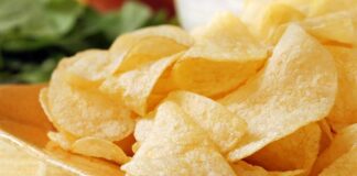 Cips, dünya genelinde en yaygın atıştırmalıklardan biridir ve kökeni 19. yüzyılın sonlarına kadar uzanır. İlk olarak Amerika’da ortaya çıkan cips, patatesin ince dilimlenip kızartılmasıyla üretilmiştir. Zamanla farklı çeşitler ve aromalar geliştirilmiş, özellikle gençler arasında popüler bir atıştırmalık haline gelmiştir. Konulu bir haber görseli.