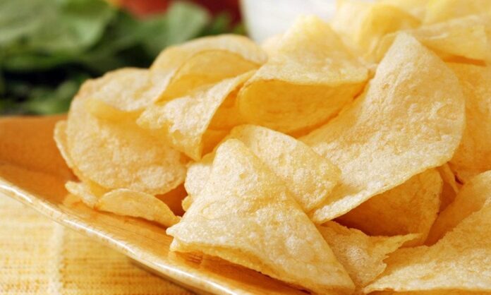 Cips, dünya genelinde en yaygın atıştırmalıklardan biridir ve kökeni 19. yüzyılın sonlarına kadar uzanır. İlk olarak Amerika’da ortaya çıkan cips, patatesin ince dilimlenip kızartılmasıyla üretilmiştir. Zamanla farklı çeşitler ve aromalar geliştirilmiş, özellikle gençler arasında popüler bir atıştırmalık haline gelmiştir. Konulu bir haber görseli.