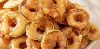 Türk mutfağı, sebzelerin en lezzetli haliyle sofralara taşındığı eşsiz tariflerle doludur. Bu tariflerden biri olan çıtır kabak, hem hafif hem de doyurucu özelliğiyle son yıllarda daha da popüler hale gelmiştir. Özellikle yaz aylarında taze kabakların bolca bulunmasıyla birlikte, sofralarda kendine daha çok yer bulur. Konulu bir haber görseli.