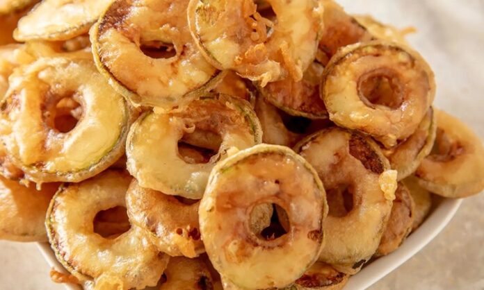 Türk mutfağı, sebzelerin en lezzetli haliyle sofralara taşındığı eşsiz tariflerle doludur. Bu tariflerden biri olan çıtır kabak, hem hafif hem de doyurucu özelliğiyle son yıllarda daha da popüler hale gelmiştir. Özellikle yaz aylarında taze kabakların bolca bulunmasıyla birlikte, sofralarda kendine daha çok yer bulur. Konulu bir haber görseli.