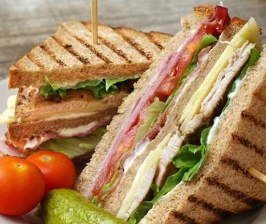 Club sandviç, kısa sürede dünya çapında popülerlik kazanmış klasik bir sandviç türüdür. Adı “Country Club” veya “gentlemen’s club” kültüründen gelmektedir ve ilk olarak 20. yüzyılın başlarında Amerika’da ortaya çıkmıştır. Bu sandviç, üç katmanlı yapısı ve zengin içeriği ile dikkat çeker. Konulu bir haber görseli.