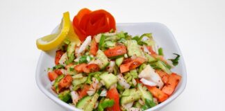 Çoban Salata, özellikle Akdeniz mutfağının en sevilen salatalarından biridir. Türkiye’deki sofraların vazgeçilmezi haline gelmiş olan bu salata, basit malzemeleriyle bile büyük bir lezzet sunar. Adını, köken olarak çobanların taze sebzelerden hızlıca hazırladığı hafif ve doyurucu bir öğünden alır. Tarih boyunca çiftçilerin ve çobanların besleyici öğün ihtiyaçlarını karşılamasıyla popülerleşmiştir. Konulu bir haber görseli.