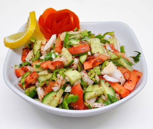 Çoban Salata, özellikle Akdeniz mutfağının en sevilen salatalarından biridir. Türkiye’deki sofraların vazgeçilmezi haline gelmiş olan bu salata, basit malzemeleriyle bile büyük bir lezzet sunar. Adını, köken olarak çobanların taze sebzelerden hızlıca hazırladığı hafif ve doyurucu bir öğünden alır. Tarih boyunca çiftçilerin ve çobanların besleyici öğün ihtiyaçlarını karşılamasıyla popülerleşmiştir. Konulu bir haber görseli.