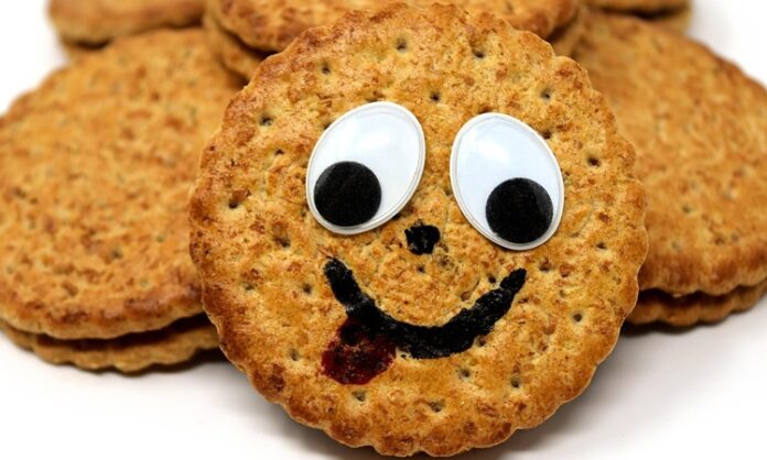 Cookie, dünya çapında tatlı severlerin favori atıştırmalıklarından biridir. İngilizce “biscuit” kelimesinden türeyen ve özellikle Amerika’da yaygınlaşan bu tatlı, ilk olarak 18. yüzyılda fırınlarda pişirilen küçük kekler olarak ortaya çıkmıştır. Zamanla içerisine çikolata parçacıkları, fındık ve ceviz gibi malzemeler eklenerek çeşitlenmiştir. Konulu bir haber görseli.