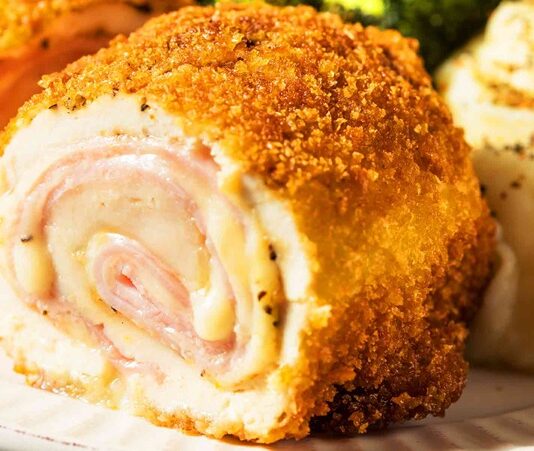 Cordon Bleu, Fransız mutfağının dünyaca ünlü lezzetlerinden biridir. İsmi, Fransızcada “Mavi Kurdele” anlamına gelir ve genellikle yüksek kaliteli yemekler için kullanılan bir terimdir. Tarih boyunca Fransız saray mutfağında önemli bir yere sahip olan cordon bleu, hem görsel hem de lezzet açısından etkileyici bir sunum sağlar. Konulu bir haber görseli.