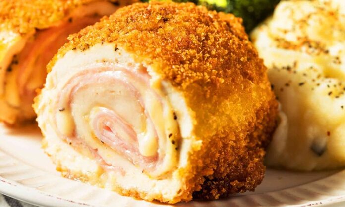 Cordon Bleu, Fransız mutfağının dünyaca ünlü lezzetlerinden biridir. İsmi, Fransızcada “Mavi Kurdele” anlamına gelir ve genellikle yüksek kaliteli yemekler için kullanılan bir terimdir. Tarih boyunca Fransız saray mutfağında önemli bir yere sahip olan cordon bleu, hem görsel hem de lezzet açısından etkileyici bir sunum sağlar. Konulu bir haber görseli.