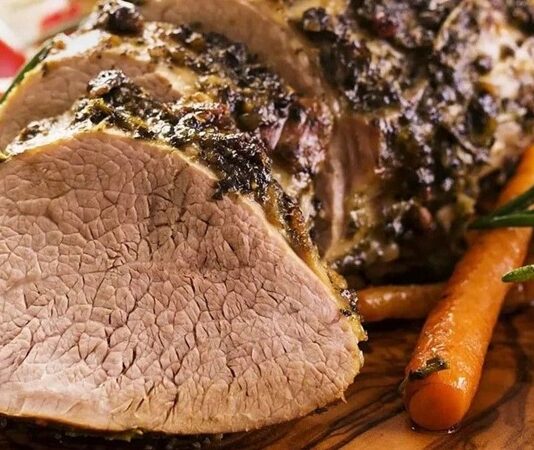 Et yemekleri denildiğinde akla gelen ilk seçeneklerden biri olan dana rosto, özellikle davet sofralarının vazgeçilmezlerinden biridir. Geleneksel bir pişirme yöntemiyle hazırlanan bu yemek, hem görselliği hem de lezzetiyle sofraları şenlendiren özel tariflerden biridir. Özellikle kalabalık aile yemeklerinde ya da özel günlerde tercih edilen bu yemek, hem doyurucu hem de gösterişli oluşuyla öne çıkar. Konulu bir haber görseli.