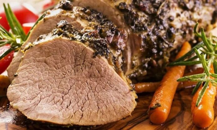 Et yemekleri denildiğinde akla gelen ilk seçeneklerden biri olan dana rosto, özellikle davet sofralarının vazgeçilmezlerinden biridir. Geleneksel bir pişirme yöntemiyle hazırlanan bu yemek, hem görselliği hem de lezzetiyle sofraları şenlendiren özel tariflerden biridir. Özellikle kalabalık aile yemeklerinde ya da özel günlerde tercih edilen bu yemek, hem doyurucu hem de gösterişli oluşuyla öne çıkar. Konulu bir haber görseli.