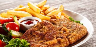 Avrupa mutfaklarının en sevilen yemeklerinden biri olan dana şinitzel, aslen Avusturya’nın başkenti Viyana’da doğmuş ve kısa sürede dünyaya yayılmıştır. Viyana usulü şinitzelin temel özelliği, ince dövülmüş etin galeta unu ile kaplanıp kızartılmasıdır. Bu yöntem, hem etin yumuşak kalmasını sağlar hem de dışının çıtır çıtır olmasına yardımcı olur. Konulu bir haber görseli.