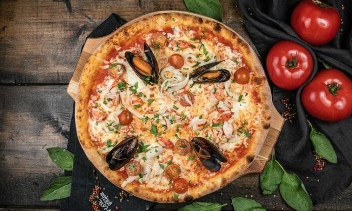 Deniz mahsullü pizza, klasik İtalyan pizzalarının deniz ürünleriyle zenginleştirilmiş modern bir yorumudur. Akdeniz ve İtalyan mutfağından ilham alan bu pizza, dünya genelinde kısa sürede popülerlik kazanmıştır. Özellikle taze deniz ürünleri ve kaliteli malzemelerin birleşimi, pizzayı hem lezzet hem de görsellik açısından özel kılar. Konulu bir haber görseli.