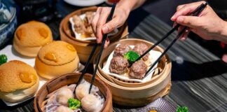 Dim Sum, Çin mutfağının en köklü ve sevilen geleneklerinden biridir. Çay kültürüyle özdeşleşen bu yemek türü, küçük porsiyonlar halinde servis edilen çeşitli yiyeceklerden oluşur. Tarihi, yüzyıllar öncesine dayanan bu lezzet, özellikle Guangdong bölgesinde ortaya çıkmış ve zamanla Çin’in farklı bölgelerine yayılmıştır. Yolculara hızlı ve doyurucu yiyecek sunma amacıyla başlayan bu gelenek, bugün hem Çin mutfağının hem de dünya gastronomisinin vazgeçilmez bir parçası haline gelmiştir. Konulu bir haber görseli.