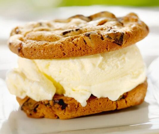 Dondurma sandviçi, 20. yüzyılın başlarında Amerika’da ortaya çıkan ve hızla popülerleşen bir tatlıdır. Temel olarak iki bisküvi veya kurabiye arasında dondurma ile servis edilen bu lezzet, özellikle yaz aylarının vazgeçilmez tatlısı haline gelmiştir. İlk üretildiği dönemde daha çok ev yapımı olarak tüketilen dondurma sandviçi, zamanla sokak lezzeti ve ticari ürün olarak raflarda yer bulmuştur. Konulu bir haber görseli.