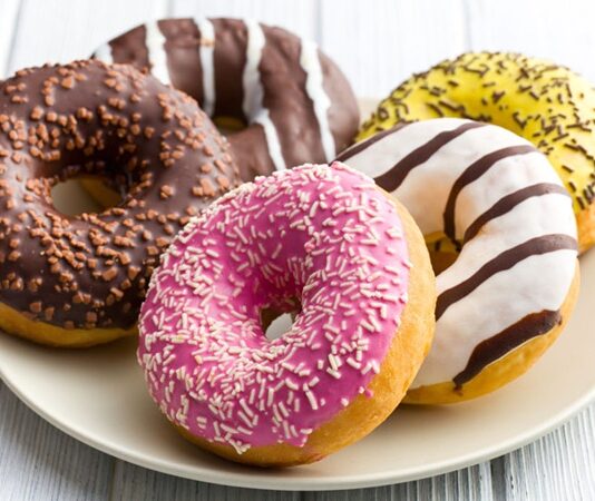 Donut, dünya mutfağının en sevilen hamur işleri arasında yer alır. Adını İngilizce “dough” (hamur) ve “nut” (fındık) kelimelerinin birleşiminden alan bu tatlı, ilk olarak 19. yüzyılda Amerika’da popülerleşmiştir. Başlangıçta sade ve halk arasında basit bir atıştırmalık olarak tüketilen donut, günümüzde çeşitli şekil, dolgu ve kaplamalarla zenginleşmiştir. Konulu bir haber görseli.
