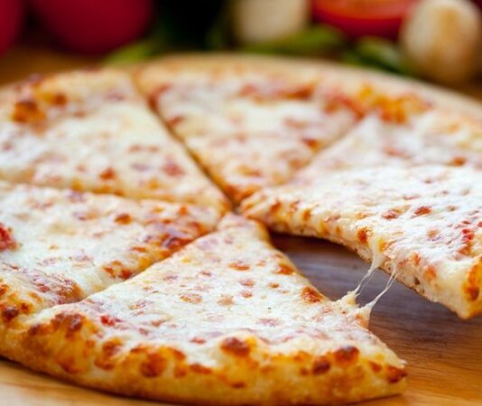 Dört peynirli pizza, İtalyan mutfağından dünyaya yayılmış klasik bir pizza çeşididir. Bu pizza türü, adından da anlaşılacağı üzere dört farklı peynirin bir araya gelmesiyle oluşur. Mozzarella, gorgonzola, parmesan ve taleggio gibi peynirler, pizzaya zengin ve dengeli bir tat sağlar. Konulu bir haber görseli.