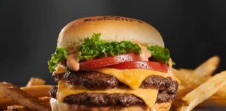 Fast food kültürü her geçen gün daha da genişlerken Double Burger hem restoran menülerinin hem de tüketicilerin gözdesi haline geliyor. Tek katlı burgerlerin sunduğu lezzeti iki katına çıkaran bu özel tarif, daha doyurucu bir alternatif arayanların ilk tercihlerinden biri. İki kat et, eriyen peynir, soslar ve taze sebzelerle hazırlanan bu burger çeşidi, yoğun lezzet deneyimi arayanlara hitap ediyor. Konulu bir haber görseli.