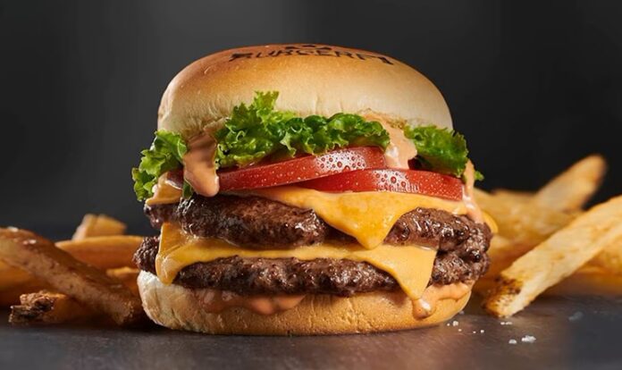 Fast food kültürü her geçen gün daha da genişlerken Double Burger hem restoran menülerinin hem de tüketicilerin gözdesi haline geliyor. Tek katlı burgerlerin sunduğu lezzeti iki katına çıkaran bu özel tarif, daha doyurucu bir alternatif arayanların ilk tercihlerinden biri. İki kat et, eriyen peynir, soslar ve taze sebzelerle hazırlanan bu burger çeşidi, yoğun lezzet deneyimi arayanlara hitap ediyor. Konulu bir haber görseli.