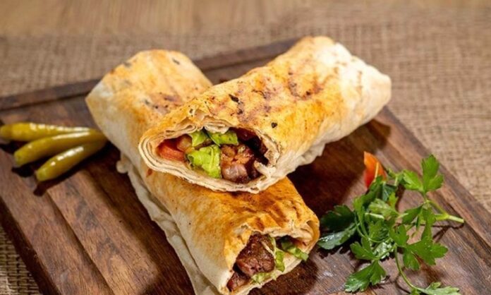 Dürüm, Türk mutfağının en popüler sokak lezzetlerinden biri olarak bilinir. Genellikle lavaş veya yufka ekmeği içinde sunulan bu hızlı atıştırmalık, hem doyurucu hem de pratik bir yemek seçeneği oluşturur. Tarih boyunca Orta Doğu mutfağı ile etkileşim içinde olan dürüm, zamanla Türkiye’de kendine özgü bir biçim kazanmıştır. Konulu bir haber görseli.