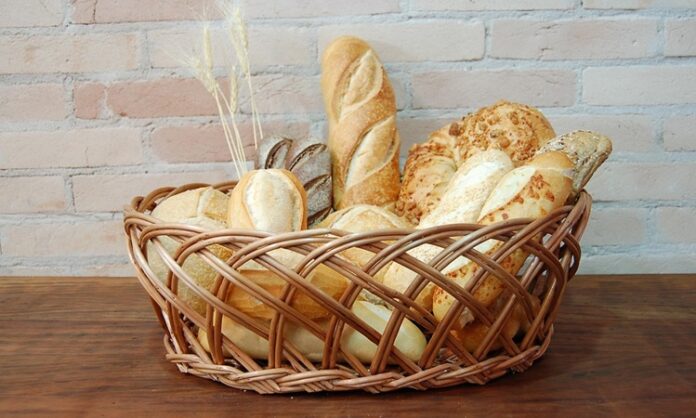 Geleneksel mutfak kültürlerinde ekmek, sofraların baş tacı olarak kabul edilir ve farklı çeşitlerin bir arada sunulduğu ekmek sepeti, bu kültürün en güzel örneklerinden biridir. Kahvaltılardan akşam yemeklerine kadar her öğünde kullanılabilen ekmek sepeti, hem görsellik hem de lezzet açısından sofraları zenginleştirir. Konulu bir haber görseli.
