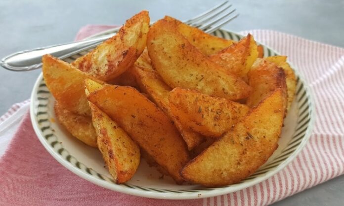 Günümüzde elma dilim patates, hem fast food menülerinde hem de ev mutfaklarında sıkça tercih edilen bir lezzet haline geldi. Patateslerin elma dilimi şeklinde kesilmesi, hem estetik bir sunum sağlıyor hem de çıtır dokusuyla dikkat çekiyor. Çocuklardan yetişkinlere kadar geniş bir kitleye hitap eden bu lezzet, özellikle hızlı atıştırmalık arayanların favorisi konumunda. Konulu bir haber görseli.