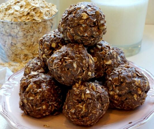 Enerji topu, son yıllarda sağlıklı yaşam ve pratik beslenme trendleriyle birlikte popüler bir atıştırmalık haline geldi. Küçük boyutları ve yüksek besin değeri sayesinde spor yapanlar, yoğun iş temposuna sahip olanlar ve çocuklar tarafından tercih ediliyor. Özellikle doğal içeriklerle hazırlanan enerji topları, hem tat hem de enerji sağlama açısından tüketicilerin ilgisini çekiyor. Konulu bir haber görseli.