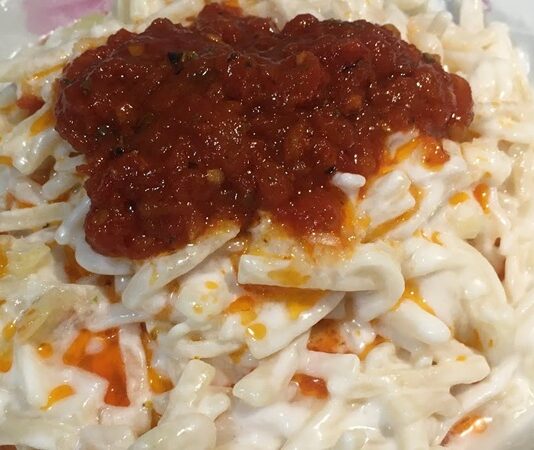 Erişte mantı, Türk mutfağının sevilen yemeklerinden biridir ve kökeni yüzyıllar öncesine dayanır. Mantının hamurunun incecik açılması ve iç harcının özenle hazırlanması, yemeğin özgün lezzetini oluşturur. Erişte, mantıya farklı bir doku ve lezzet kazandırarak bu yemeği sofraların vazgeçilmezlerinden biri hâline getirir. Konulu bir haber görseli.