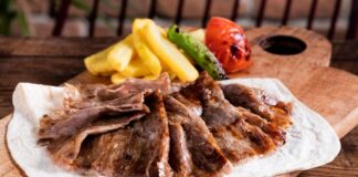 Türk mutfağının en önemli lezzetlerinden biri olan et döner, tarihsel olarak Osmanlı döneminden günümüze kadar uzanan bir yolculuğa sahiptir. Yatay şişlerde pişirilen etlerin zamanla dikey şişlere geçirilmesiyle ortaya çıkan bu yöntem, özellikle hızlı servis imkânı ve eşsiz lezzetiyle kısa sürede halkın gözdesi haline gelmiştir. Dönerin geçmişi, yalnızca bir yemeğin tarihi değil, aynı zamanda Anadolu’nun kültürel çeşitliliğinin de bir yansımasıdır. Konulu bir haber görseli.