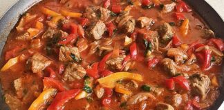 Türk mutfağının klasik lezzetlerinden biri olan et sote, hem pratik hem de doyurucu bir ana yemek olarak sofralarda öne çıkar. Yüzyıllardır farklı yörelerde hazırlanmış olan bu yemek, etin çeşitli sebzelerle birlikte kavrulmasıyla elde edilir ve hem ev yemekleri hem de restoran menülerinde sıkça yer bulur. Konulu bir haber görseli.