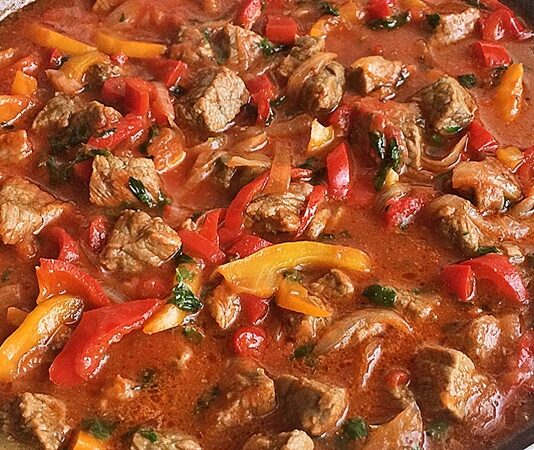 Türk mutfağının klasik lezzetlerinden biri olan et sote, hem pratik hem de doyurucu bir ana yemek olarak sofralarda öne çıkar. Yüzyıllardır farklı yörelerde hazırlanmış olan bu yemek, etin çeşitli sebzelerle birlikte kavrulmasıyla elde edilir ve hem ev yemekleri hem de restoran menülerinde sıkça yer bulur. Konulu bir haber görseli.