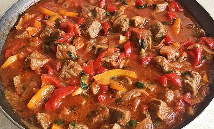 Et Sote Sofraların Pratik Ve Lezzetli Yemeği Türk mutfağının klasik lezzetlerinden biri olan et sote, hem pratik hem de doyurucu bir ana yemek olarak sofralarda öne çıkar. Yüzyıllardır farklı yörelerde hazırlanmış olan bu yemek, etin çeşitli sebzelerle birlikte kavrulmasıyla elde edilir ve hem ev yemekleri hem de restoran menülerinde sıkça yer bulur. Konulu bir haber görseli.