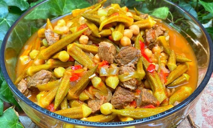 Etli bamya, Türk mutfağının vazgeçilmez lezzetlerinden biri olarak sofralarda kendine özel bir yer edinmiştir. Hem etin protein bakımından zengin içeriğini hem de bamyanın lif ve vitamin değerini bir araya getiren bu yemek, dengeli beslenme açısından oldukça önemlidir. Bamya, özellikle yaz aylarında taze olarak kullanıldığında yemeğe tatlımsı ve hafif ekşi bir aroma kazandırır. Konulu bir haber görseli.