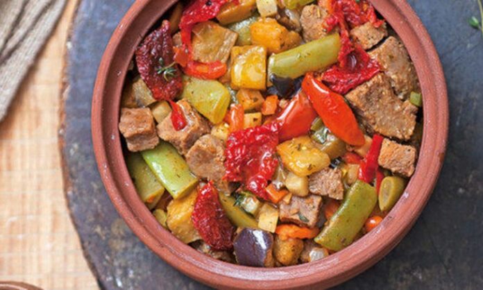 Türk mutfağının köklü mirası arasında yer alan etli güveç, yüzyıllardır sofralarda kendine yer bulmuş en özel yemeklerden biridir. Anadolu’nun farklı bölgelerinde pişirme yöntemleri değişiklik gösterse de temelinde aynı lezzeti barındıran bu yemek, geleneksel tencere yemeklerinin en değerli örneklerinden kabul edilir. Özellikle toprak güveç kaplarında ağır ateşte pişirilmesiyle ortaya çıkan eşsiz aroma, hem göze hem damağa hitap eder. Konulu bir haber görseli.